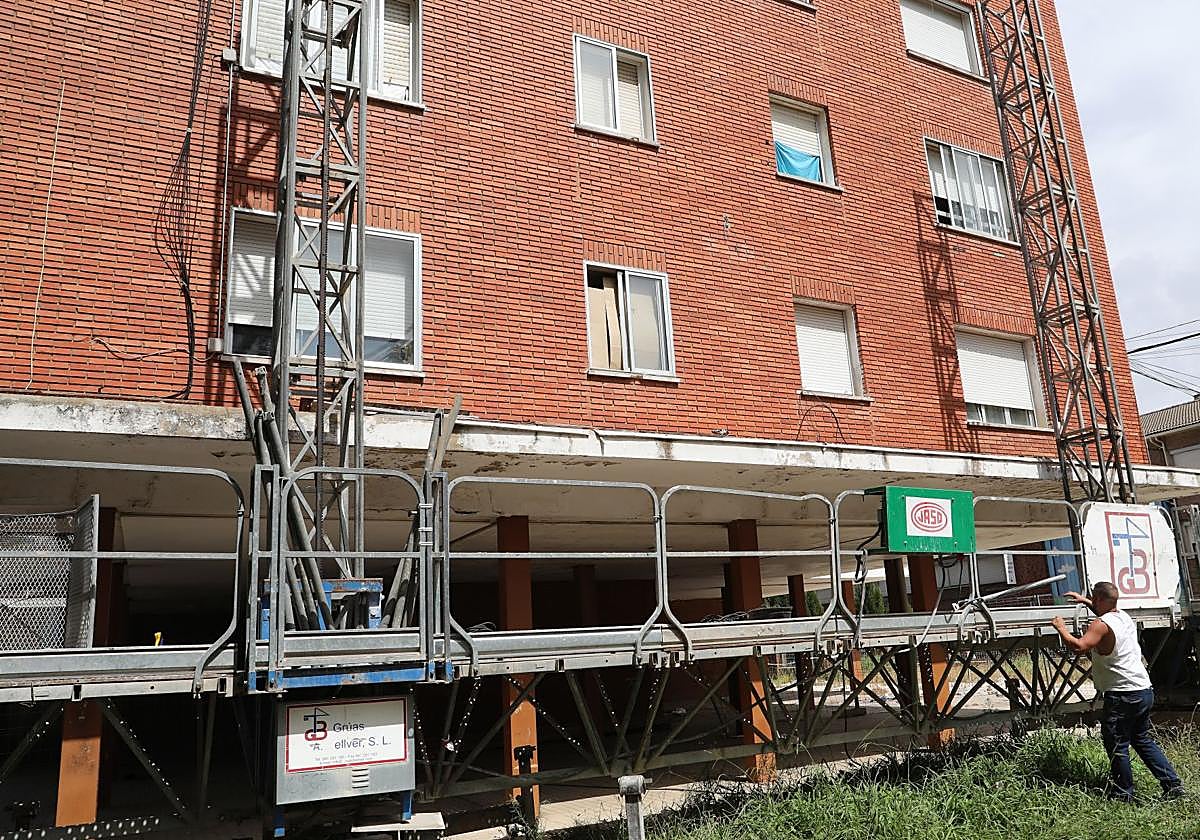 Colocación del andamiaje en el número 2 de la calle Padilla de Pan y Guindas.