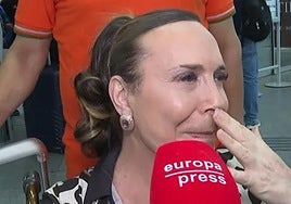 Benita, visiblemente emocionada, reaparece en silla de ruedas.