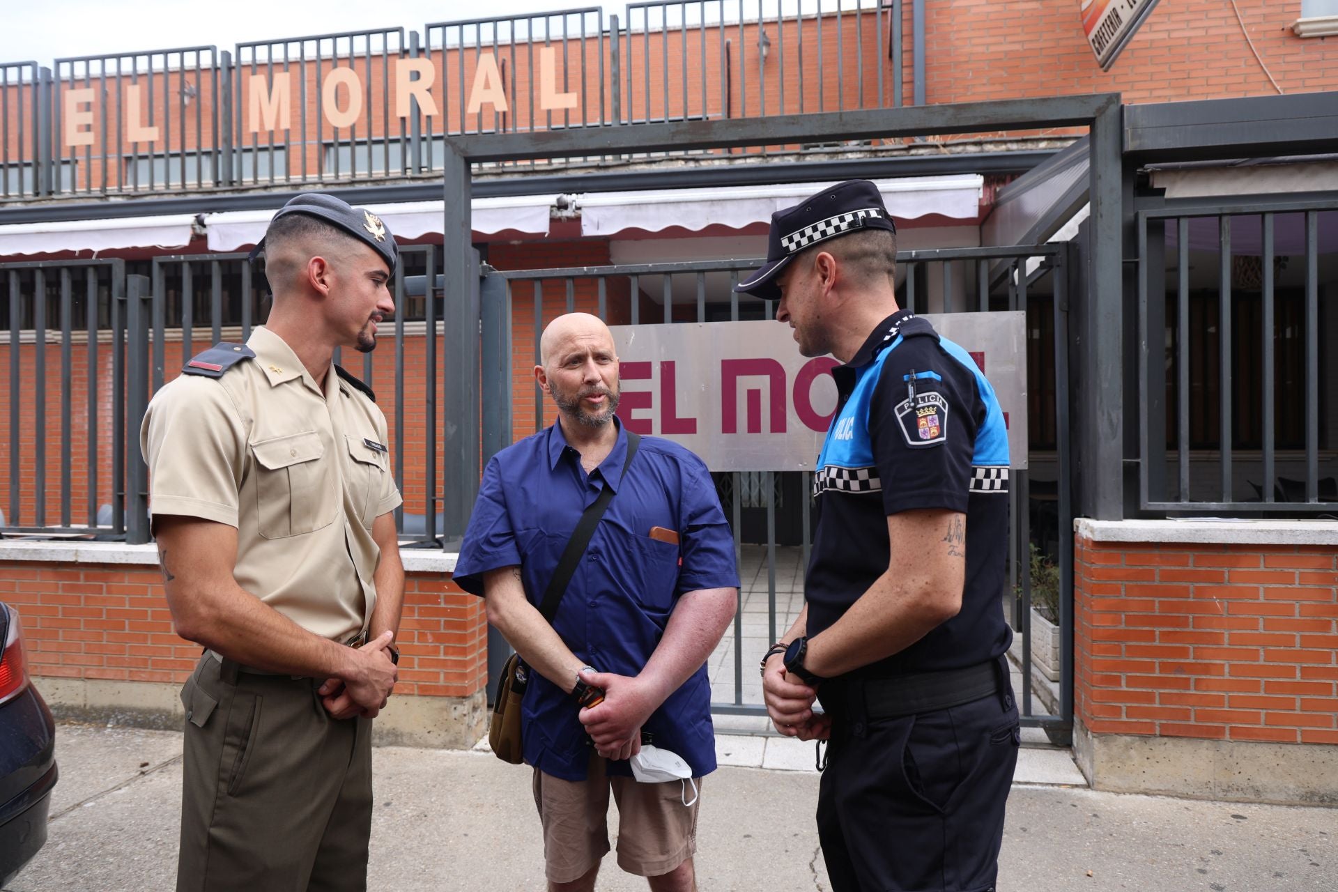 Las imágenes del homenaje de Cigales a un policía y a un militar por «resucitar» a un vecino