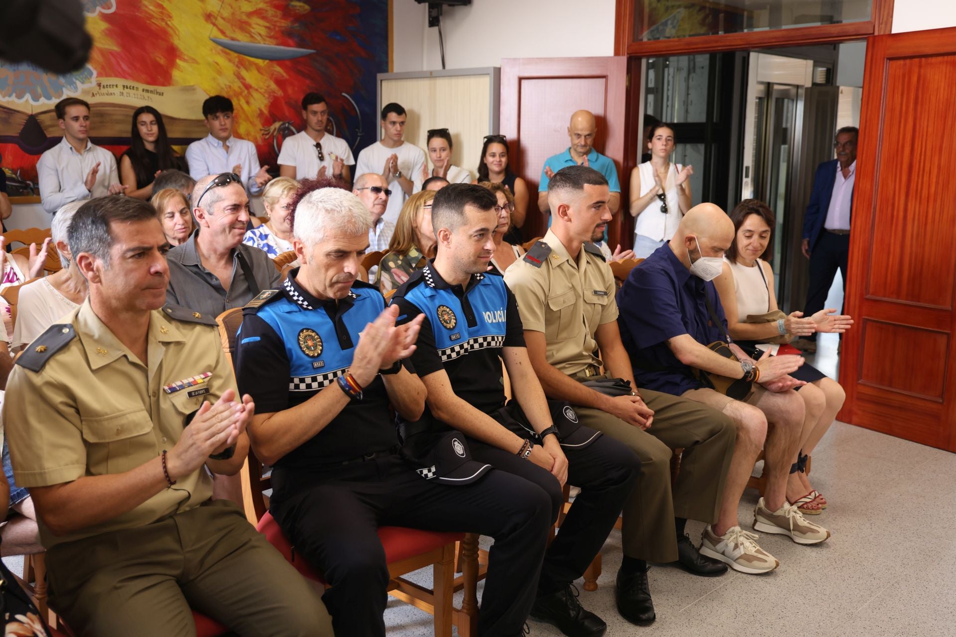 Las imágenes del homenaje de Cigales a un policía y a un militar por «resucitar» a un vecino