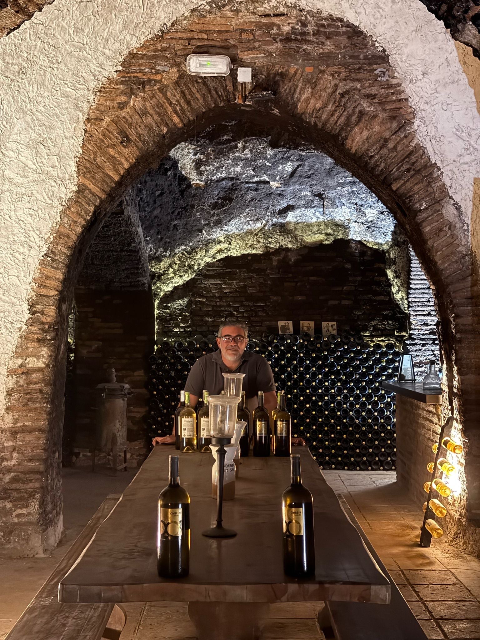 Albert Ustrell, propietario de bodegas Félix Sanz, posa con sus vinos.