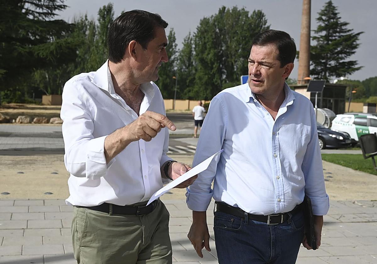 Alfonso Fernández Mañueco y Juan Carlos Suárez Quiñones, se dirigen a la reunión para valorar los incendios en la provincia de León.