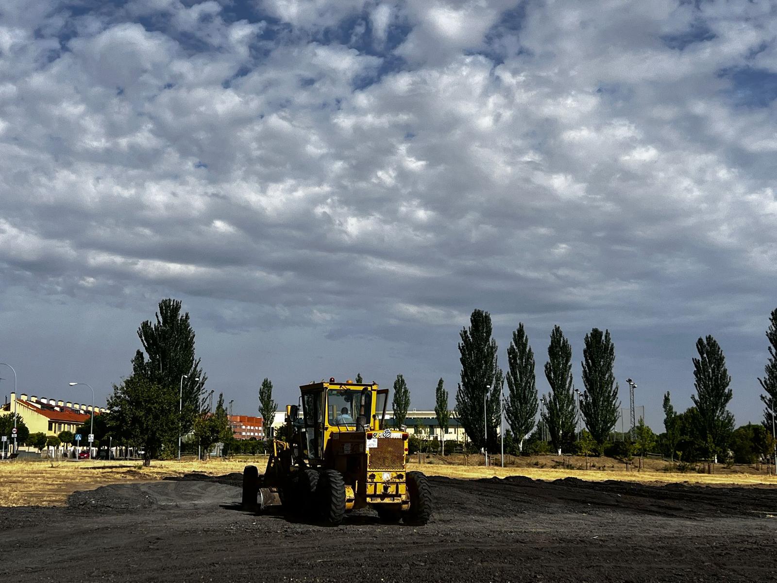 Trabajos para acondicionar la parcela entre el Elena Fortún y el campo de fútbol José Antonio Minguela.