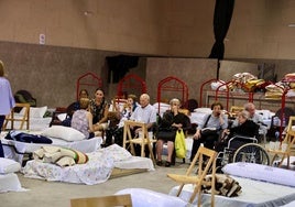 Desalojados por el fuego alojados en el polideportivo de Tábara (Zamora).