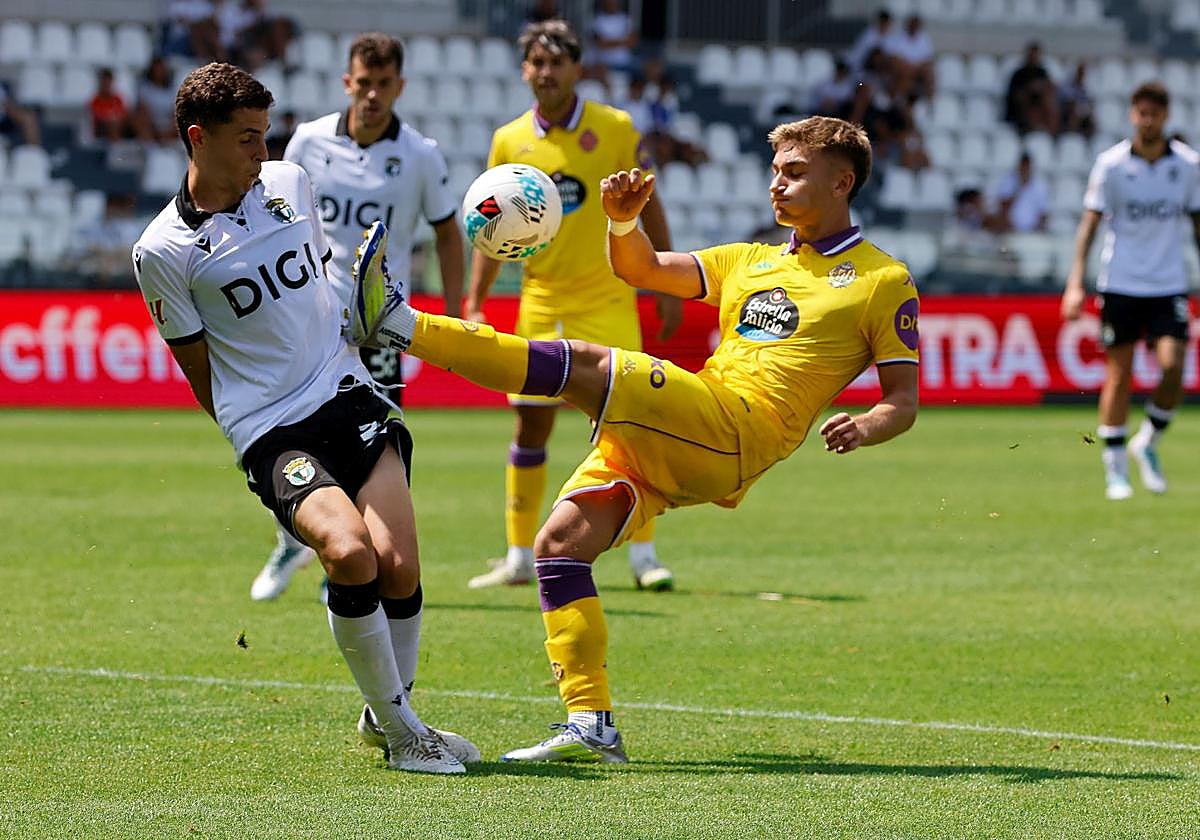 Chuki, que apunta a la media punta blanquivioleta, trata de controlar el esférico el pasado sábado en El Plantío.