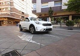 Un vehículo circula por la acera de la plaza de San Miguel, que pasará a ser de dirección única hacia la calle León.