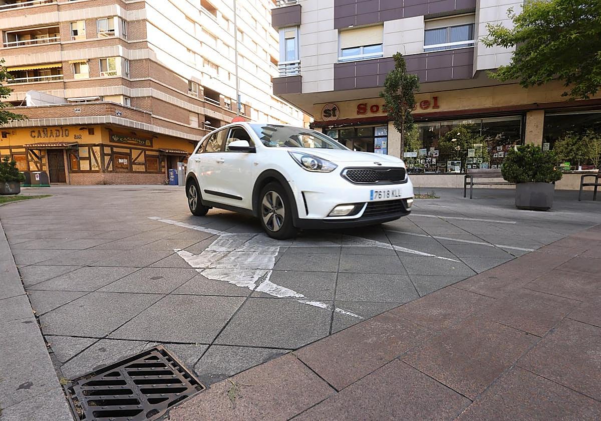 Un vehículo circula por la acera de la plaza de San Miguel, que pasará a ser de dirección única hacia la calle León.