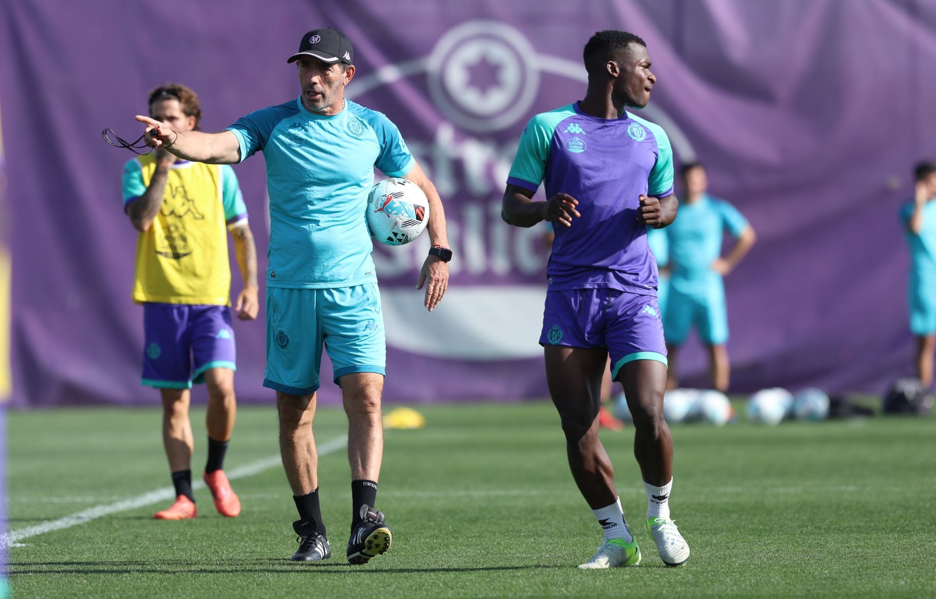 Almada da indicaciones junto a Alani.