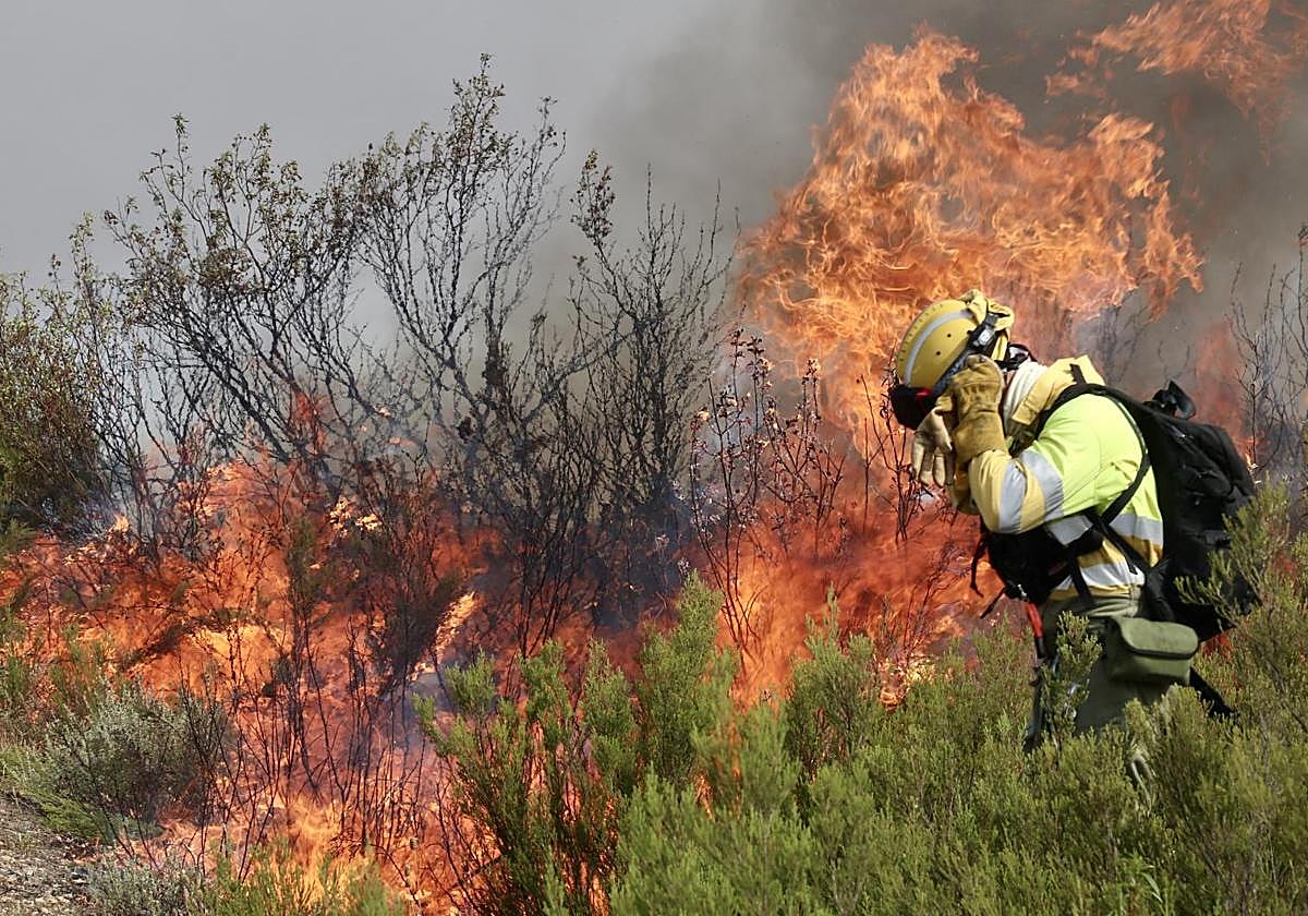 Un bombero en el incendio de Puercas, en Zamora.