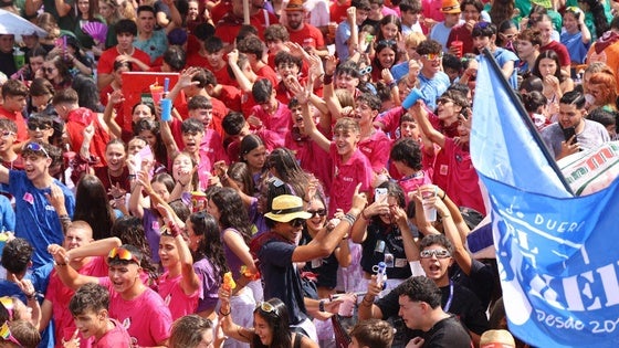 Los peñistas de Tudela, en el inicio de las fiestas de la localidad, en la plaza de España.