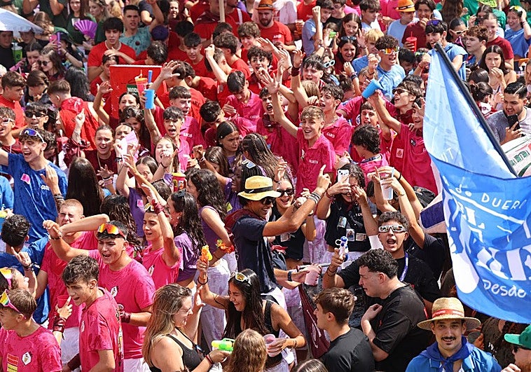 Los peñistas de Tudela, en el inicio de las fiestas de la localidad, en la plaza de España.
