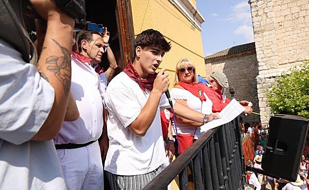 El pregonero durante su intervención.