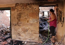 Uno de los vecinos de Carracedo vuelve a su casa cuando ya ha pasado el incendio.