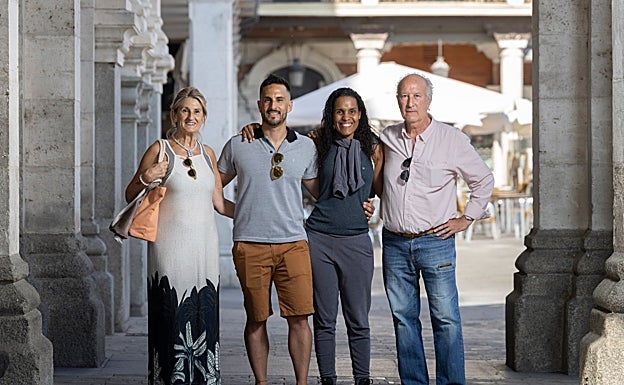 Carlos Suárez posa junto a su mujer y sus padres durante su última visita este verano a Valladolid.