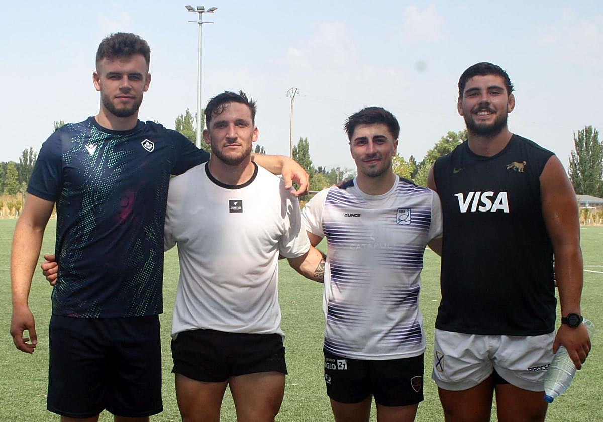 Los nuevos jugadores de El Salvador. De izquierda a derecha: Matheo Triki, Gauthier Minguillón, Jerónimo Alonso y Bauti Arranz.