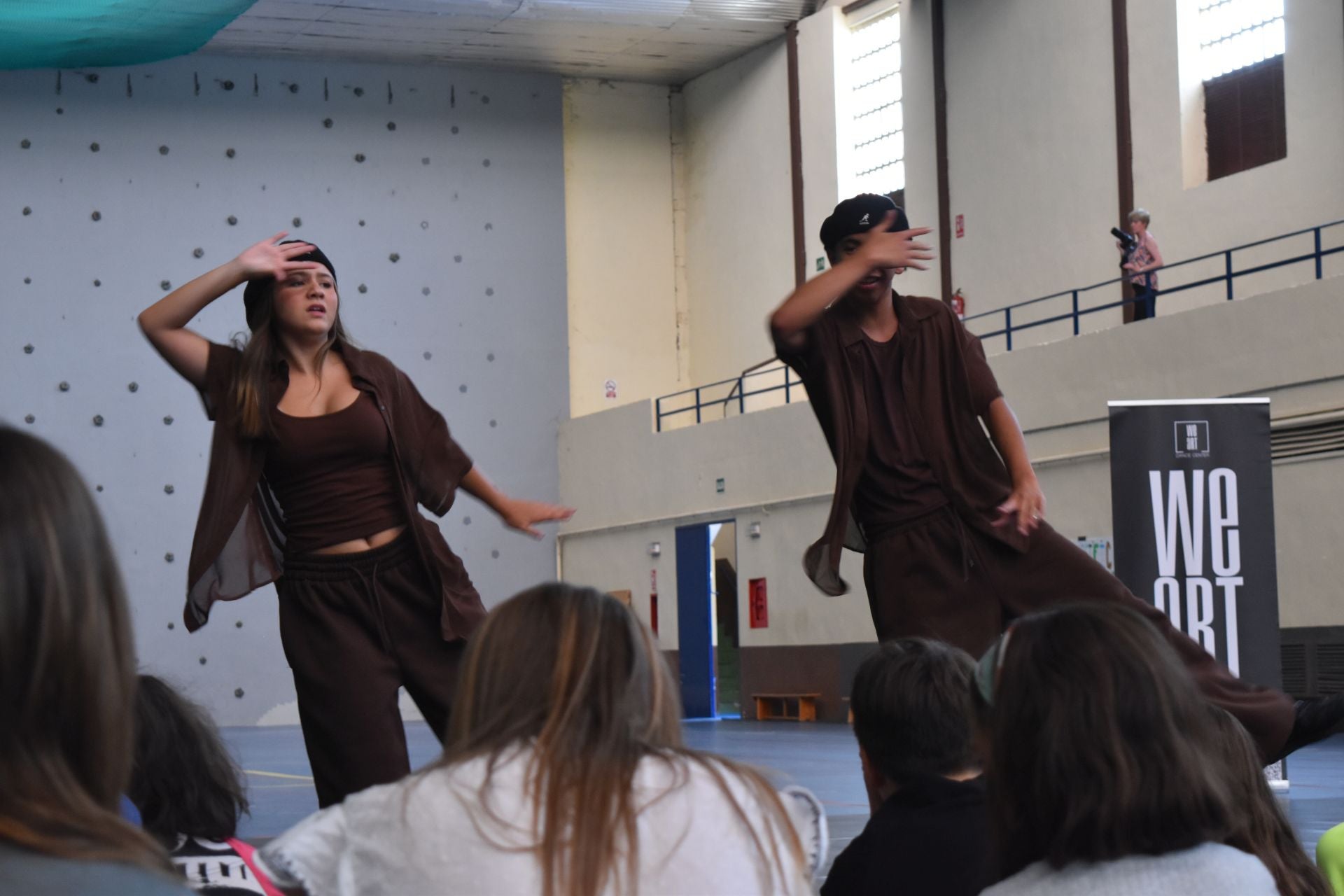 El calor lleva el festival ARCA de Aguilar al polideportivo