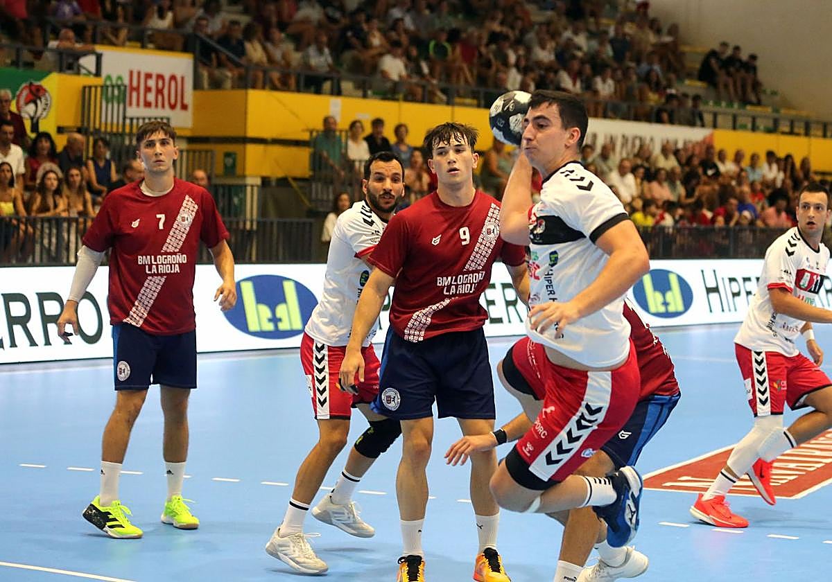Fotos del amistoso entre el Balonmano Nava y el Balonmano Logroño