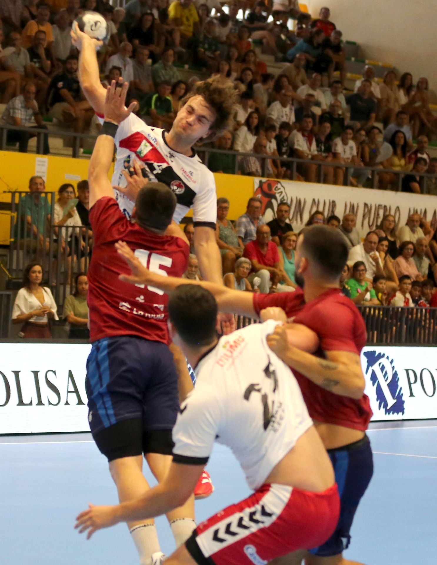 Fotos del amistoso entre el Balonmano Nava y el Balonmano Logroño