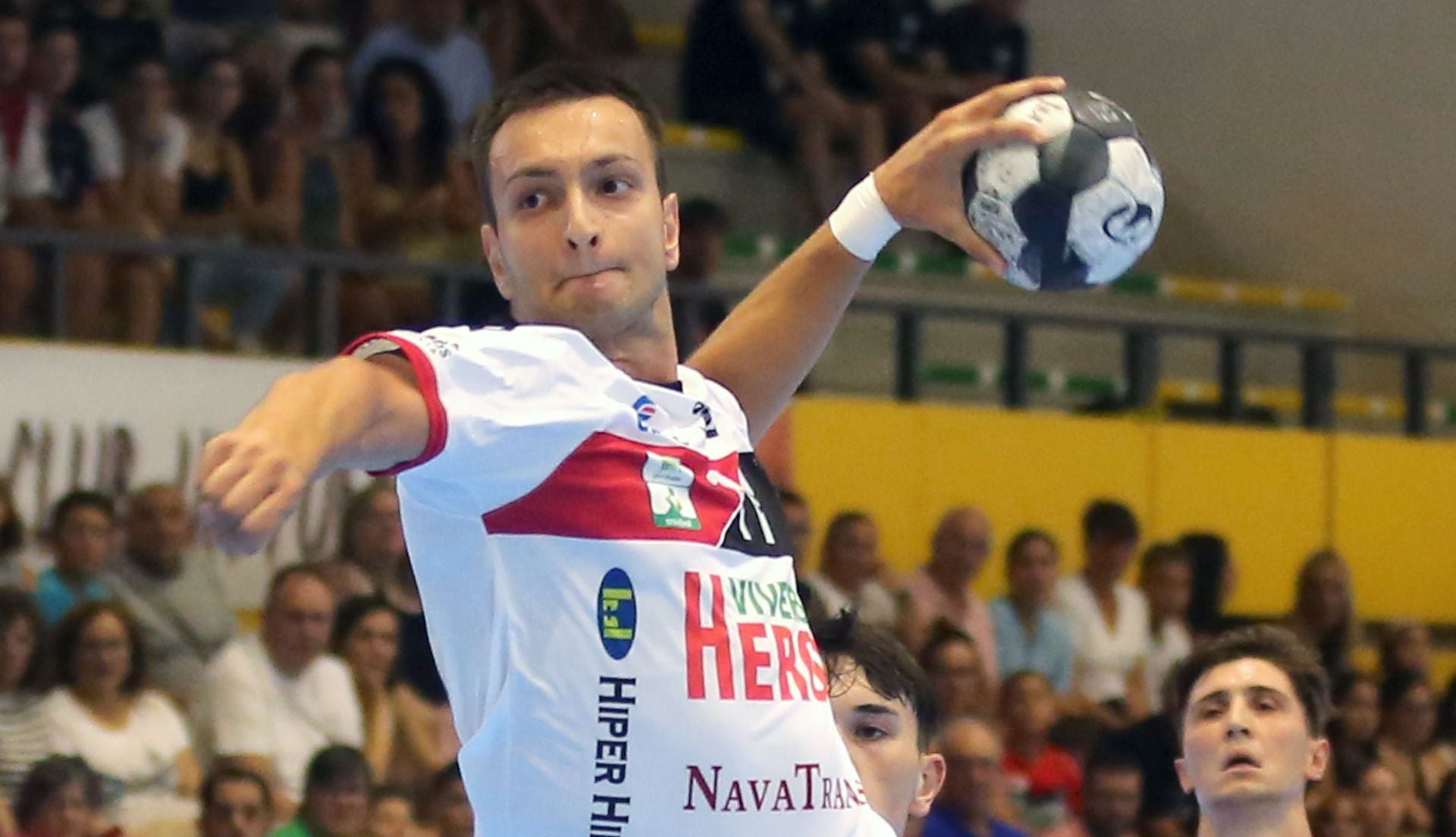 Fotos del amistoso entre el Balonmano Nava y el Balonmano Logroño