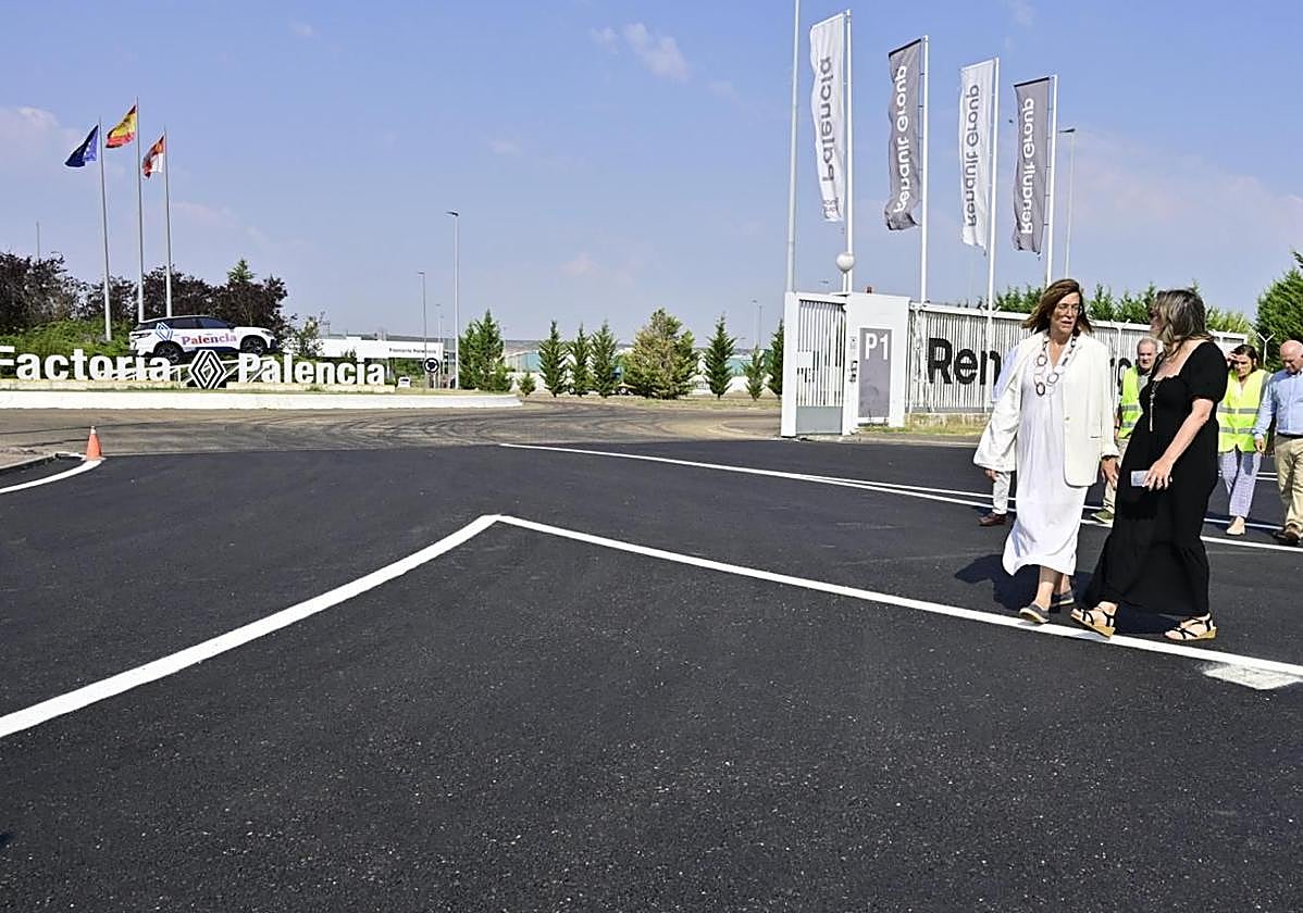 La presidenta de la Diputación, Ángeles Armisén, en la visita a la carretera en reforma, junto a la factoría de Renault Palencia.