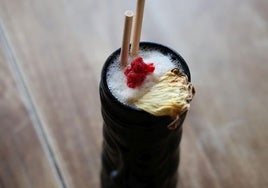 El cóctel mestizo, servido en vaso de inspiración 'Tiki'.
