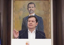 Mañueco durante la reunión con sus consejeros.