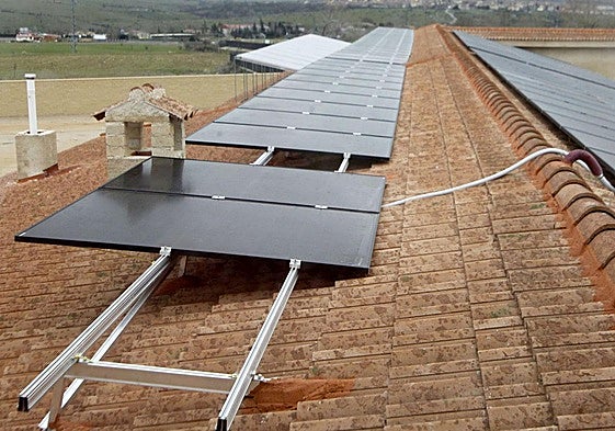 Placas solares en un tejado.