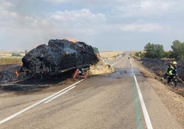 Remolque con la carga de paja calcinado por el fuego.