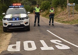 La Guardia Civil, en el corte de carretera hacia Lores, el martes.