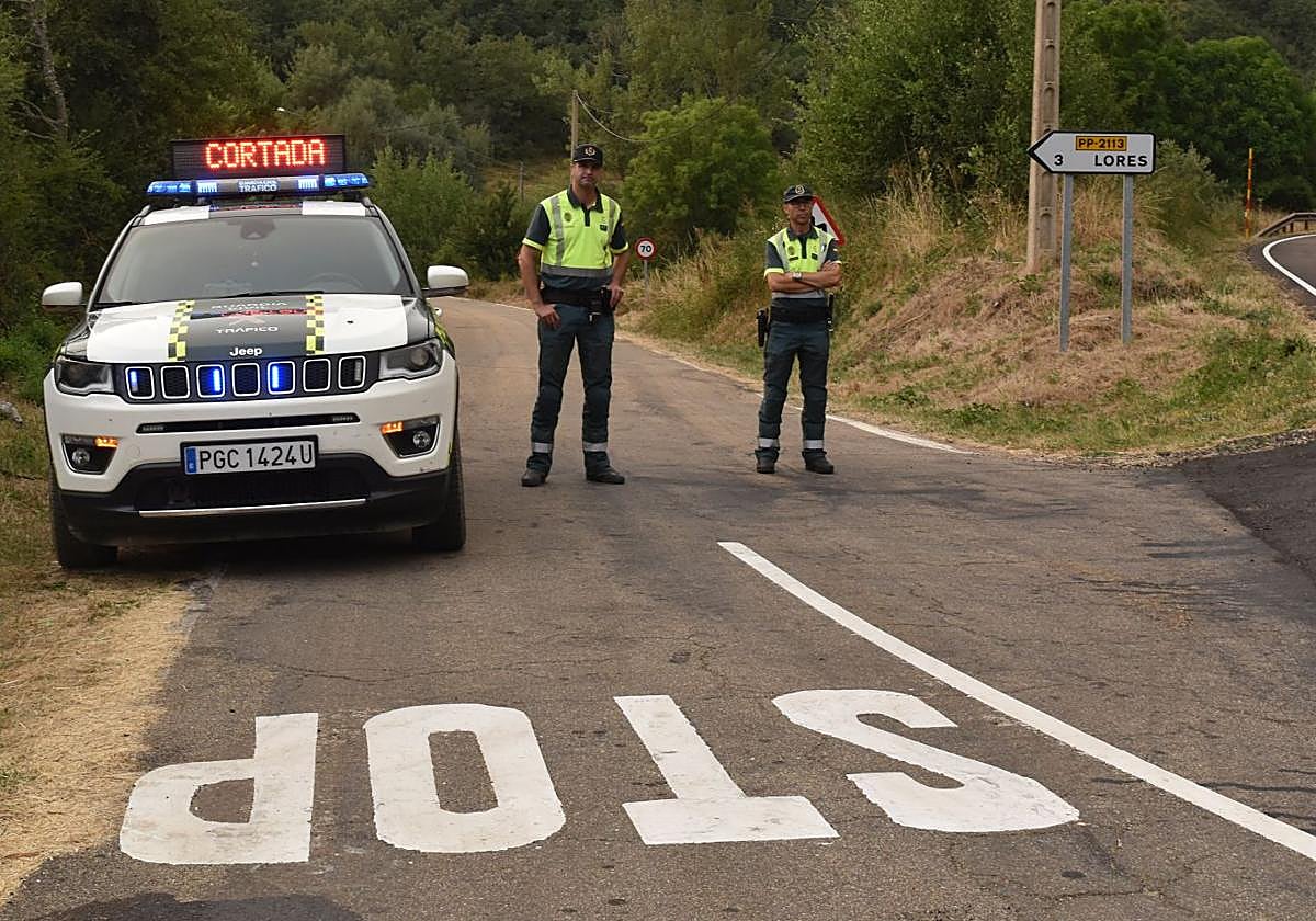 La Guardia Civil, en el corte de carretera hacia Lores, el martes.