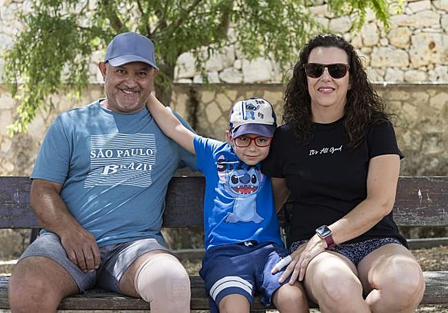 César Herrero y Zulima Melgar, con su hijo José Ramón, en Barruelo del Valle