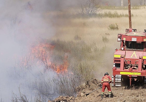 La UME sofocando el incendio en Abejera, Zamora