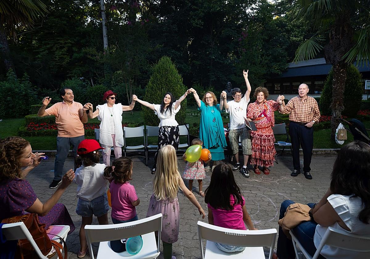 Luis Melchor Maroto, Lourdes Cubero, Laura Pineño, Rocío Redondo, Toñi Vicente, Eugenio Llorente y Pablo Macías, integrantes y colaboradores de la asociación cultural Habla, en uno de las actividades celebradas este verano en el Campo Grande.