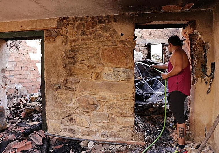 Uno de los vecinos de Carracedo vuelve a su casa cuando ya ha pasado el incendio.