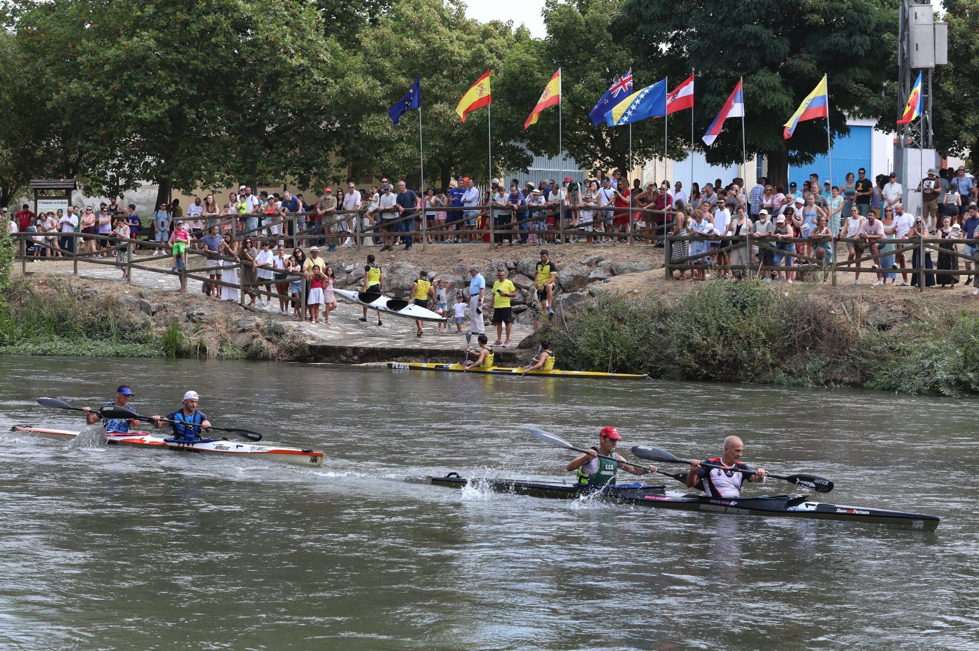 Los piragüistas no fallan a su cita anual con Alar del Rey