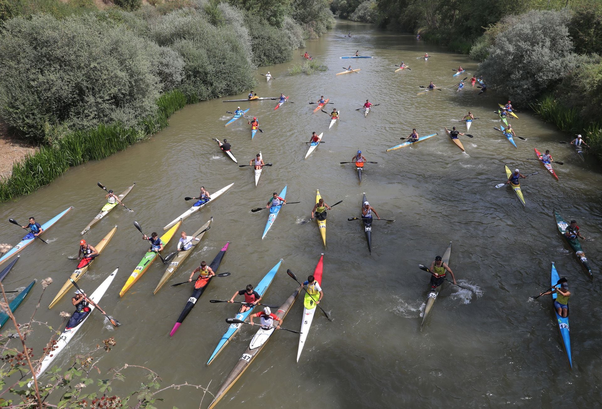 Los piragüistas no fallan a su cita anual con Alar del Rey