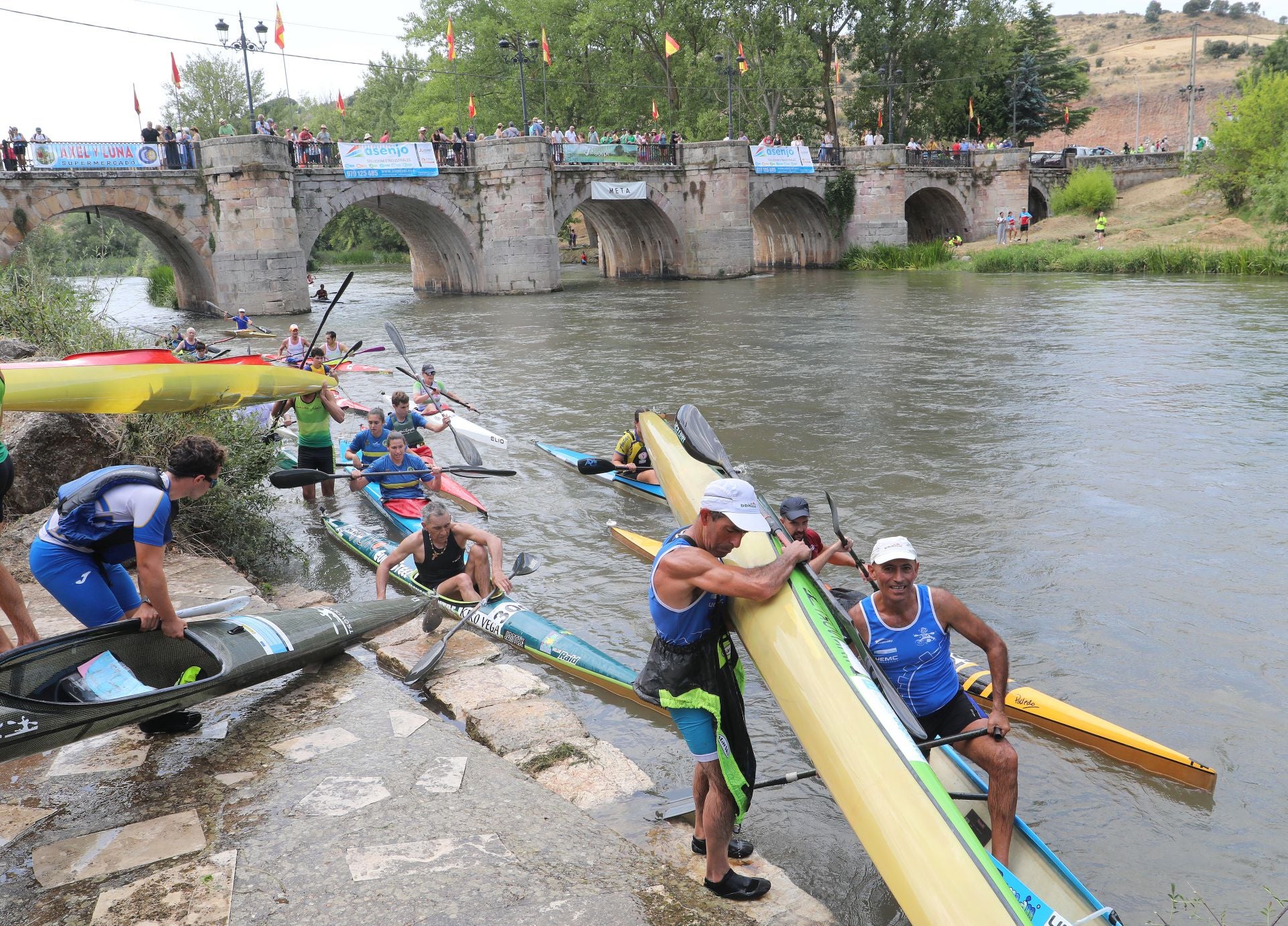 Los piragüistas no fallan a su cita anual con Alar del Rey