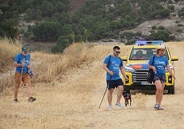 Tres participantes avanzan por el recorrido, con el apoyo de Protección Civil.