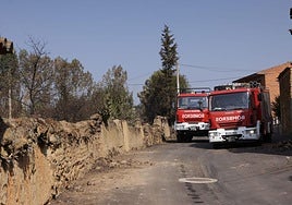 Dos camiones de bomberos, en una de las calles de la localidad zamorana de Carracedo de Vidriales.