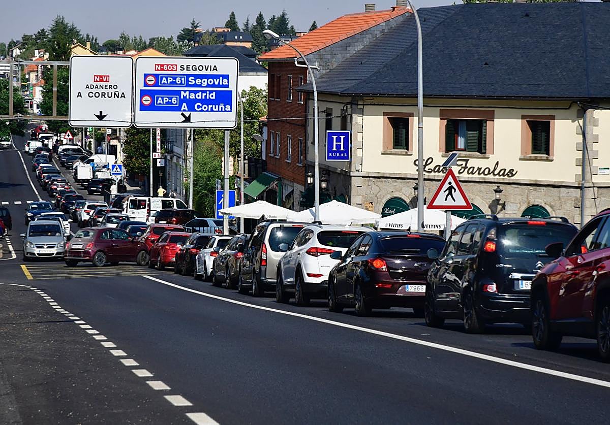 Colas en la travesía de San Rafael, ayer.