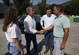 El presidente nacional del PP y el presidente de la Junta, a su llegada al puesto de Mando Avanzado de Palacios del Sil.