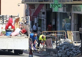 Obreros trabajan durante estas fechas pasadas de intenso calor en la ciudad de Segovia.