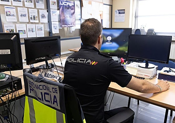 Un agente de la Policía Nacional, en una comisaría de Valladolid en una foto de archivo.
