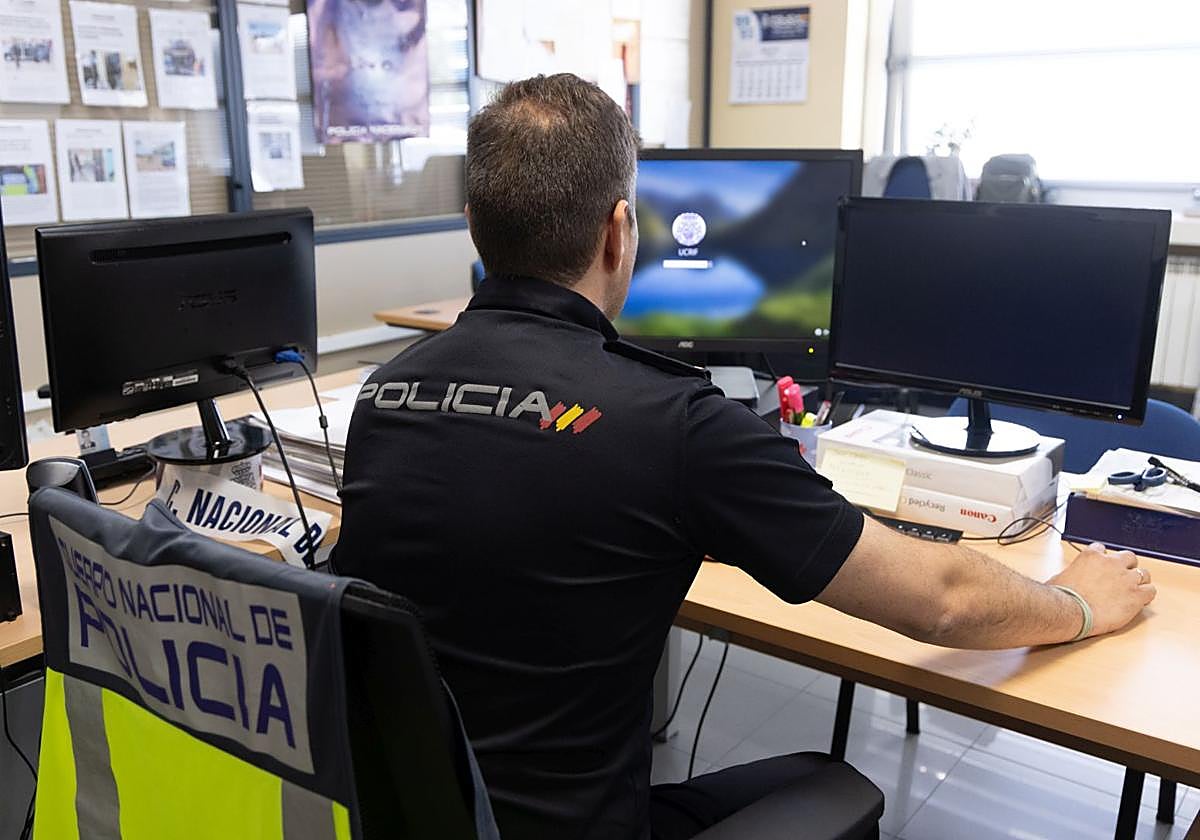 Un agente de la Policía Nacional, en una comisaría de Valladolid en una foto de archivo.