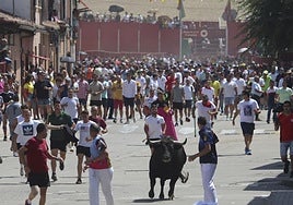 Cientos de corredores acompañan a 'Pitillero' en su recorrido por las calles de Rueda.