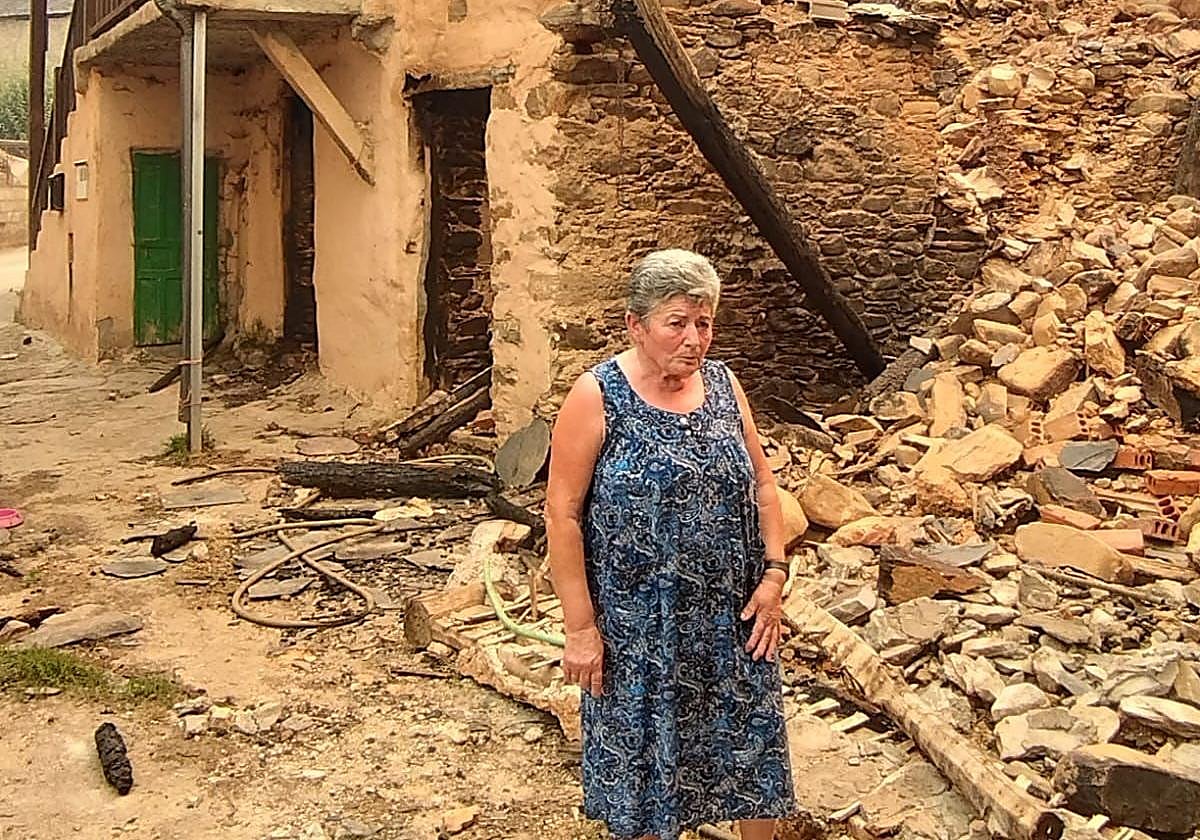 La vecina de Las Médulas, Rufina Amado, junto a la casa que destruyó el fuego.