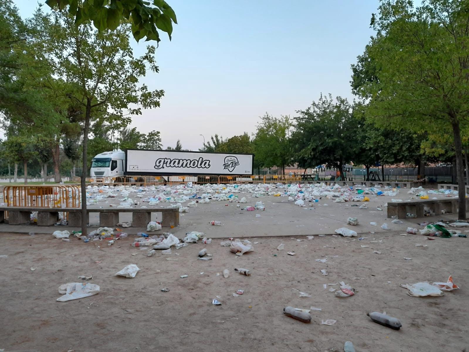 Estado de la plaza donde tocaba la orquesta Gramola al día siguiente.