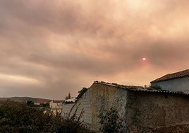 El cielo de Zamora, con el sol enrojecido por el humo proviniente de los incendios, este viernes.
