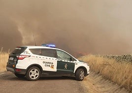 Un vehículo de la Guardia Civil en una zona de los incendios de Salamanca.