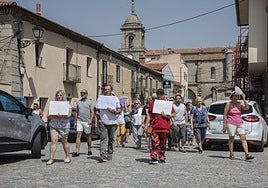 Vecinos de Villacastín piden «protección, seguridad y cuartel», ayer.